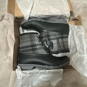 Sperry Boots - 7.5 Saltwater Plaid Charcoal